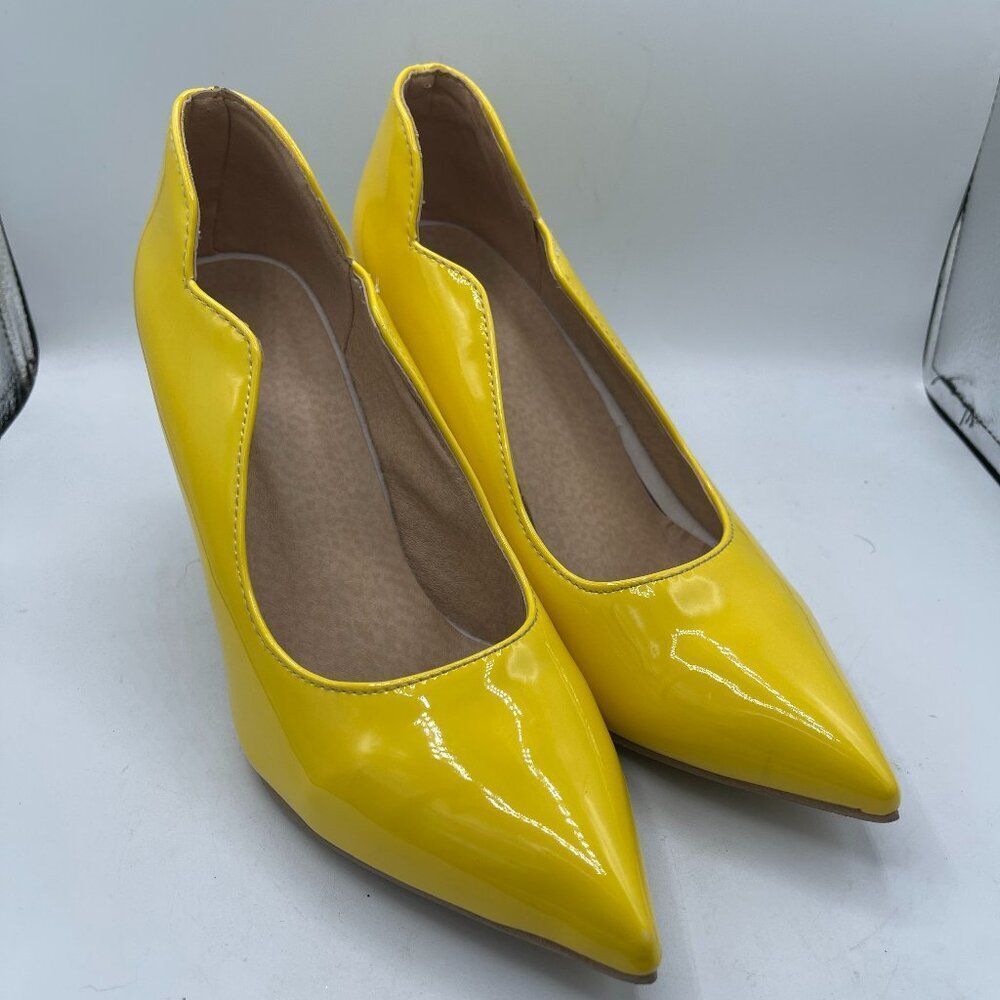 Yellow Patent Leather Scalloped Heels. 7.5
